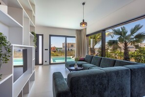 Villa familiale, plusieurs chambres (Villa Petra with Pool and Sea View) | Aire de séjour | Téléviseur à écran plat de 21 po avec télévision par câble