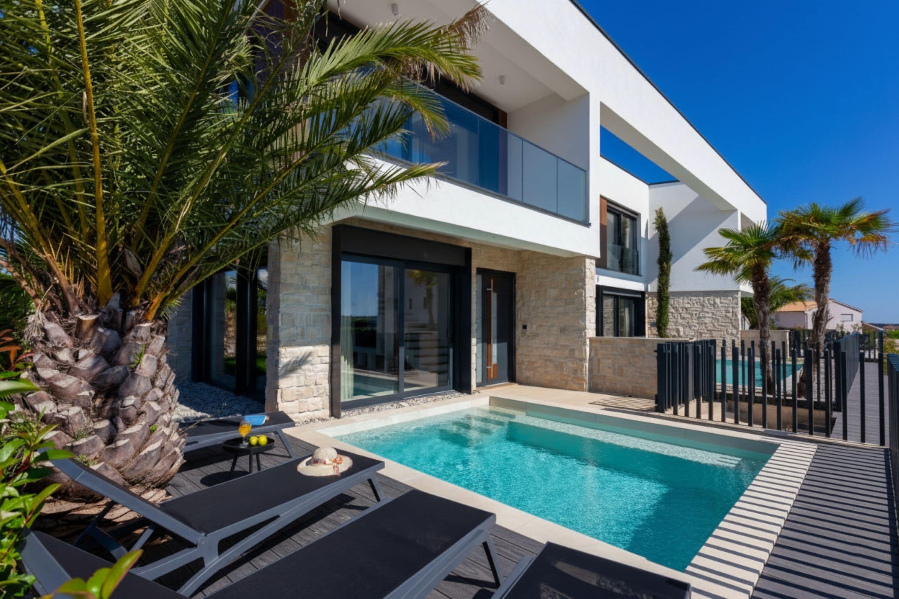 Perhehuvila, useita makuuhuoneita (Villa Petra with Pool and Sea View) | Uima-allas | Kauden mukainen ulkouima-allas
