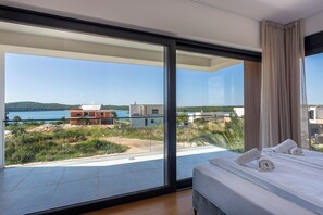 Villa familiar, varias habitaciones (Villa Petra with Pool and Sea View) | Vista a la playa o el mar