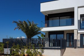 Villa familiar, varias habitaciones (Villa Petra with Pool and Sea View) | Detalle exterior