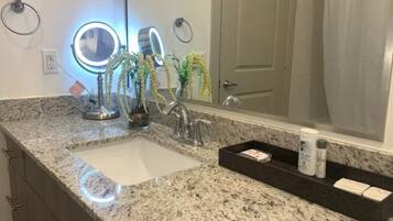 Sèche-cheveux, serviettes fournies, savon, papier toilette