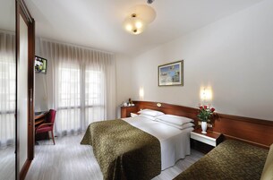 Quarto triplo clássico | Cofres nos quartos, escrivaninha, Wi-Fi de cortesia