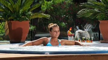 Bañera de hidromasaje exterior