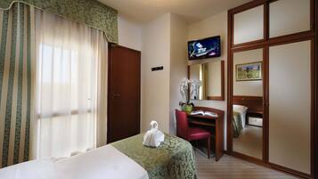 Familiekamer | Een kluis op de kamer, een bureau, gratis wifi