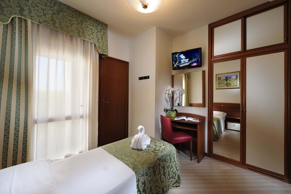 Family Room | In-room safe, desk, free WiFi