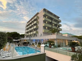 Piscina externa sazonal, guarda-sóis, espreguiçadeiras