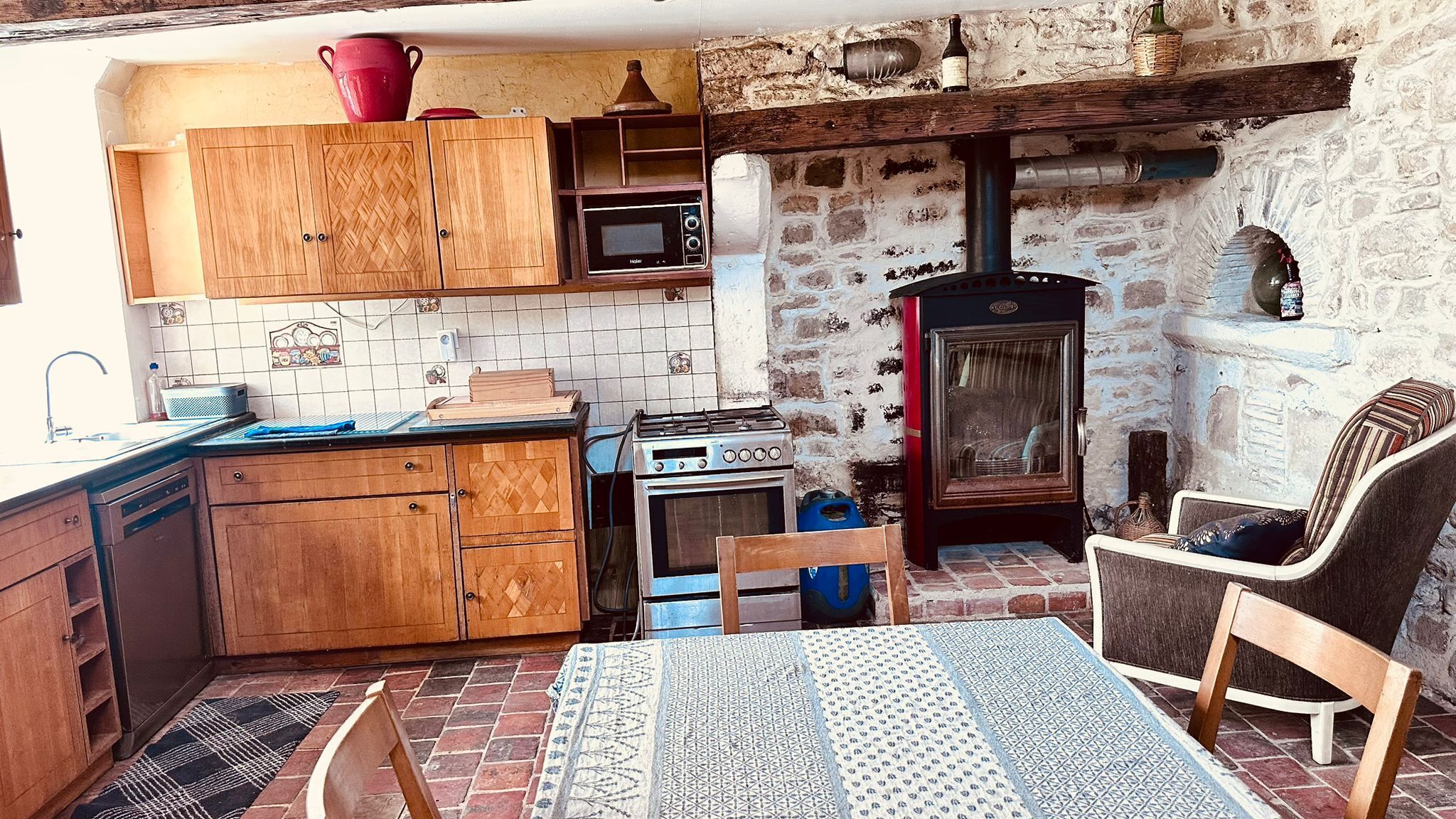 Kylskåp, mikrovågsugn, ugn och spishäll