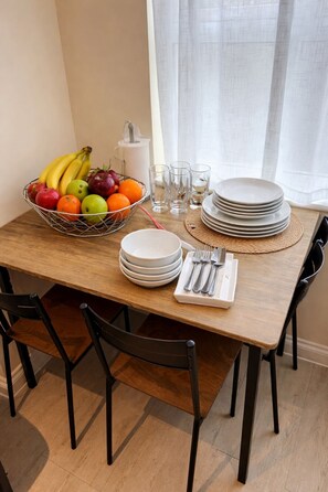 Dining - Sleeps8-familyfriendly-freeparking-30mintoheathrow (Reading)