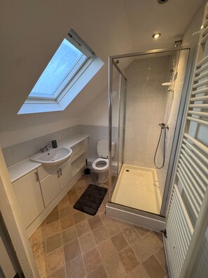 Shower, towels - Serene Cirrus Retreat in Reading (Reading)