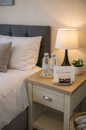 4 bedrooms, iron/ironing board, free WiFi, bed sheets - Sleeps8-familyfriendly-freeparking-30mintoheathrow (Reading)