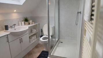 Ducha, secador de pelo, toallas