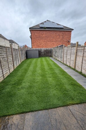 Property grounds - Sleeps8-familyfriendly-freeparking-30mintoheathrow (Reading)