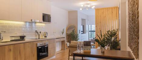 Frigorífic, microones, forn i placa de cuina