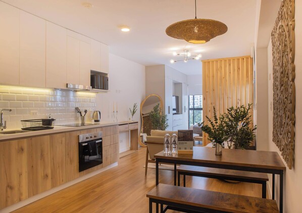 Fridge, microwave, oven, stovetop