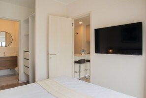 2 bedrooms, iron/ironing board, bed sheets - w* | Stylish 2BR with Balcony in San Isidro (Lima)
