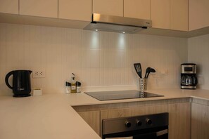 冷蔵庫、電子レンジ、オーブン、コンロ