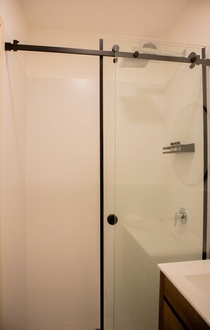 Shower, hair dryer, towels, shampoo - w* | Stylish 2BR with Balcony in San Isidro (Lima)