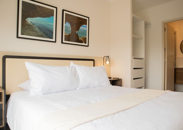 2 habitaciones, tabla de planchar con plancha, wifi y ropa de cama