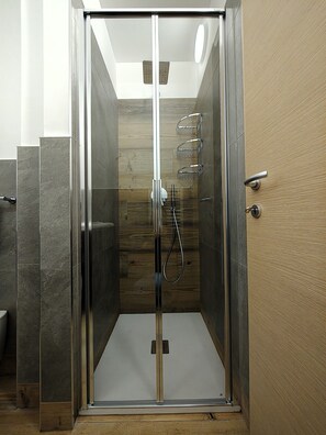 Dusche, Haartrockner, Bidet, Handtücher