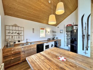 Fridge, microwave, oven, stovetop - Delightful 8 person chalet located right on the slopes in the Bellecote park (Peisey Nancroix)