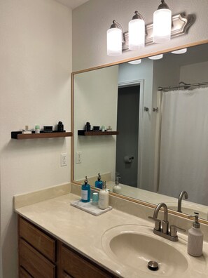 Haartrockner, Handtücher, Seife, Toilettenpapier