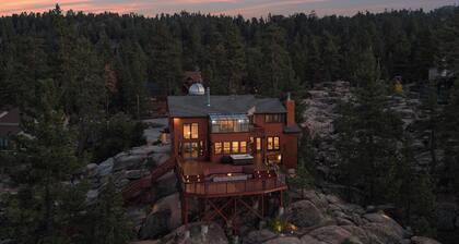 Incredible Lakefront on the Boulders! 180-Degree Views over Boulder Bay! Hot Tub! Game Room! Custom Decks! Fire Pit! Private Dock! Peace and Quiet!