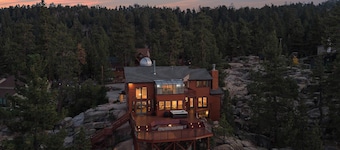 Incredible Lakefront on the Boulders! 180-Degree Views over Boulder Bay! Hot Tub! Game Room! Custom Decks! Fire Pit! Private Dock! Peace and Quiet!