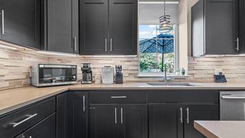 Een koelkast, een magnetron, een oven, een kookplaat