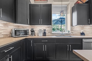 Een koelkast, een microgolfoven, een oven, een kookplaat