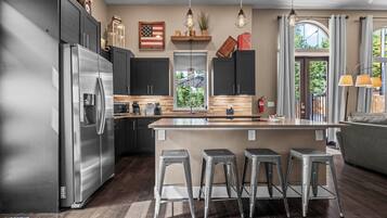 Jääkaappi, mikroaaltouuni, uuni, liesi