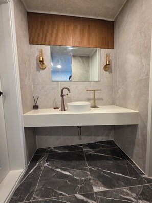 Douche, sèche-cheveux, serviettes fournies, papier toilette