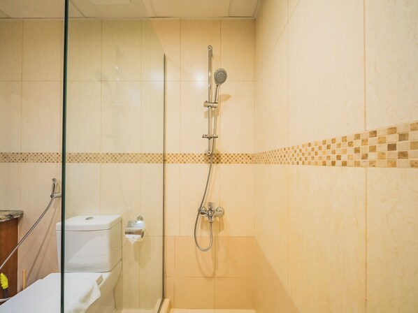 A bathroom with a glass shower enclosure, a toilet, and a sink. - Saba Residences - JLT - Dubai (Dubai)