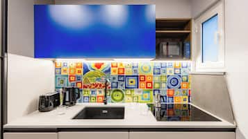 Apartamento, 1 cama Queen e sofá-cama, sacada | Cozinha privada | Geladeira, micro-ondas, cooktop, lava-louças