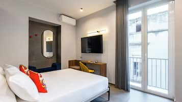 Apartamento, 1 cama Queen e sofá-cama, sacada | Escrivaninha, ferros/tábuas de passar roupa, Wi-Fi de cortesia