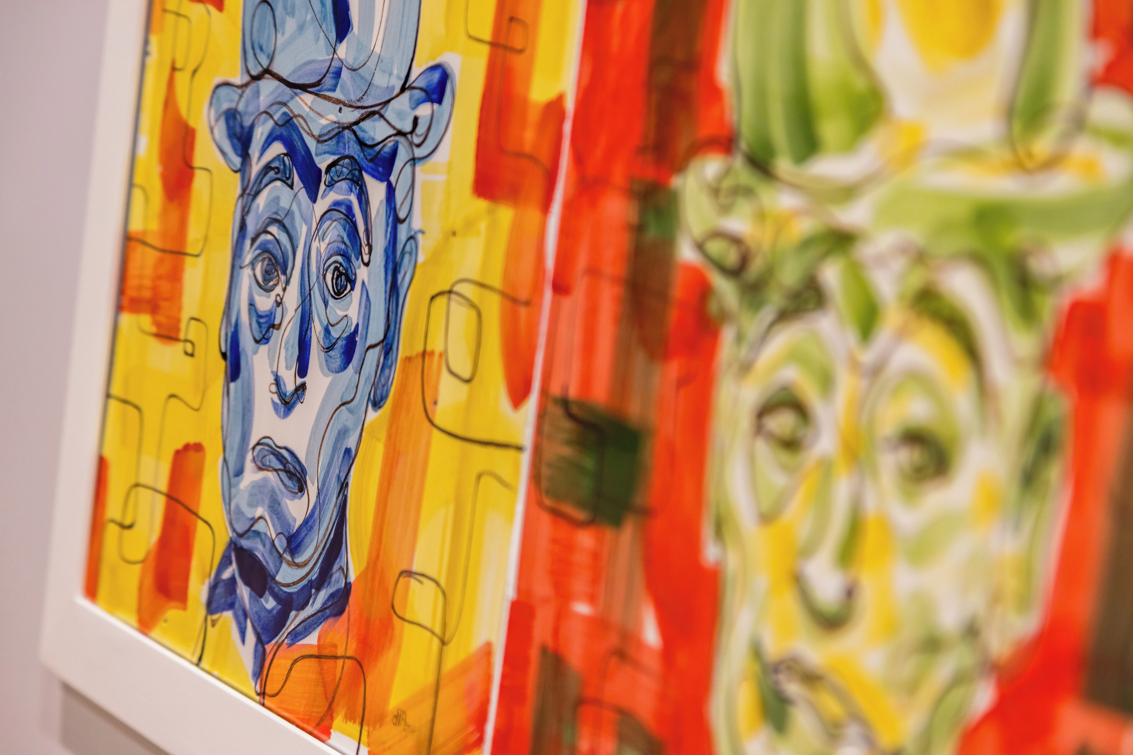 Un gros plan d’une peinture abstraite aux couleurs vives, composée de formes et de lignes géométriques.