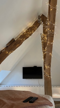 2 bedrooms, iron/ironing board, travel cot, free WiFi. Le Loft, an unusual place in Morvan