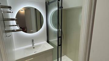 Douche, sĂšche-cheveux, serviettes fournies, savon