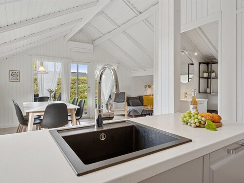 "Hannah" - 200m from the sea by Interhome
