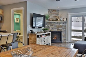 Condo, 1 Bedroom, Kitchen, Garden View | Living area