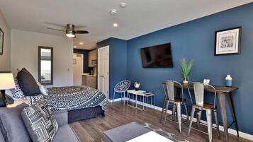 Huoneisto, 1 makuuhuone, näköala puutarhaan | Tallelokero huoneessa, pimennysverhot, äänieristys, silitysrauta/-lauta