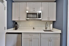 Condo, 1 Bedroom, Garden View | Private kitchen