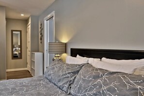 Appartement, 1 slaapkamer, keuken, uitzicht op tuin | Een kluis op de kamer, verduisterende gordijnen, geluiddichte muren