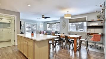 Condo, 1 phòng ngủ, bếp, quang cảnh vườn | Bếp riêng | Tủ lạnh nhỏ, lò vi sóng, lò nướng, dụng cụ nấu nướng/bát dĩa/dao nĩa