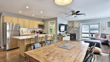 Condo, 1 Bedroom, Kitchen, Garden View | Private kitchen | Mini-fridge, microwave, oven, cookware/dishes/utensils