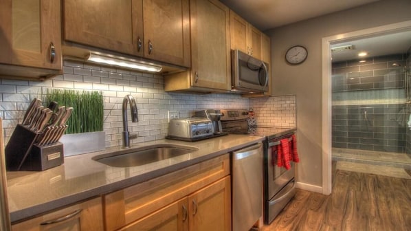 Apartamento, 1 habitación, vistas al jardín | Cocina privada | Frigorífico pequeño, microondas, horno y utensilios de cocina