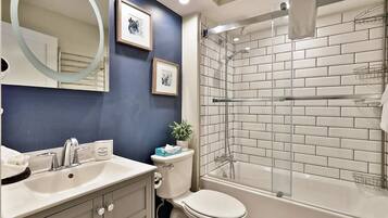 Huoneisto, 1 makuuhuone, keittiö, näköala puutarhaan | Kylpyhuone | Suihkun ja ammeen yhdistelmä, hiustenkuivaaja, pyyhkeet, saippua