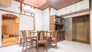 Full-size fridge, microwave, stovetop, cookware/dishes/utensils