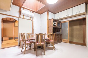 Full-sized fridge, microwave, stovetop, cookware/dishes/utensils