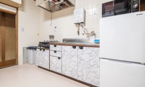 Køleskab/fryser i fuld størrelse, mikrobølgeovn, kogeplade