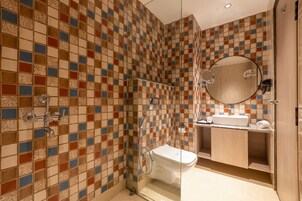 Cocoon Double | Bathroom | Shower, towels, soap, shampoo